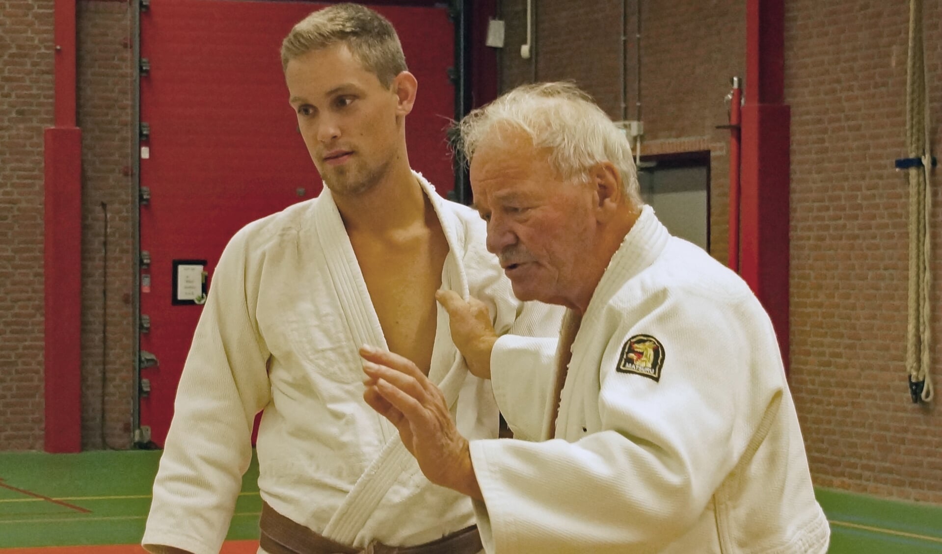 Lau Almekinders (r)  en Michael de Vos in de judoles.