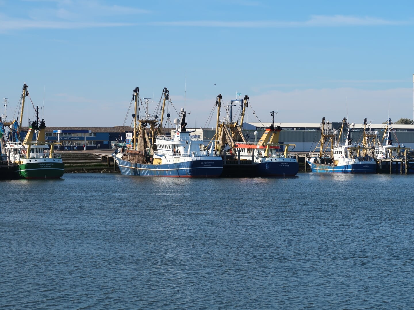 De haven van Stellendam, met uiterst links de GO-23. (Archieffoto: W.M. den Heijer)