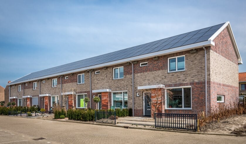 Na de renovatie: De woningen aan de Hyacintenstraat in Sommelsdijk voor en na de metamorfose. Foto's FidesWonen