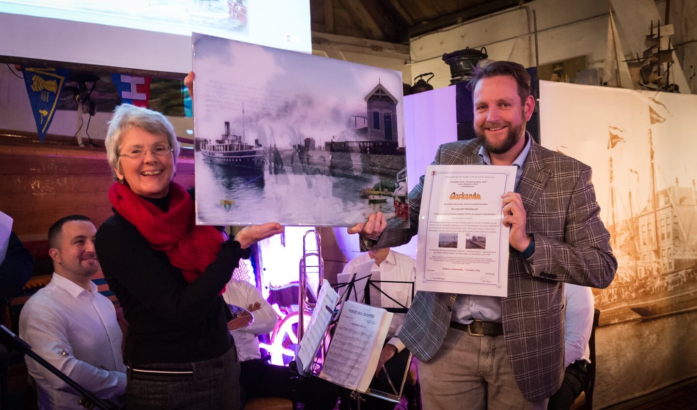 Ambtenaren Ada Overwater en Mathijs Witte van de gemeente ontvingen de prijs voor het RTM-ensemble op het Havenhoofd. 
