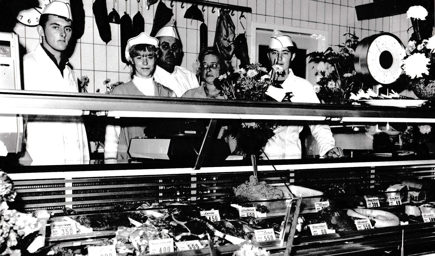 Foto van de opening van slagerij Buth in 1968.