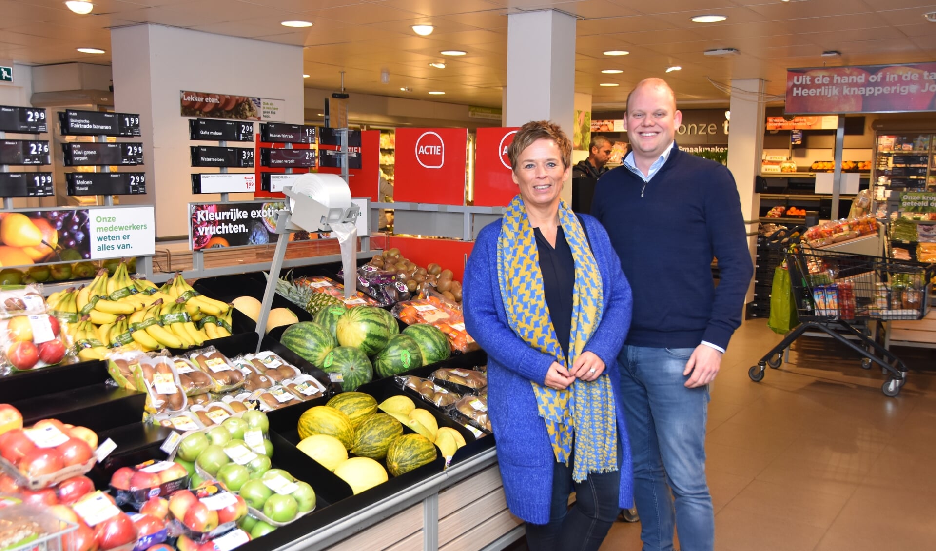 Heleen Tessemaker en Maarten Buning in de supermarkt.