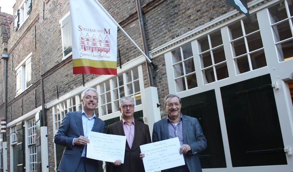 Cees van Rij (Agriterra), Frank van Oorschot (voorzieningenfonds) en Hans Kalle (voorzitter Streekmuseum).