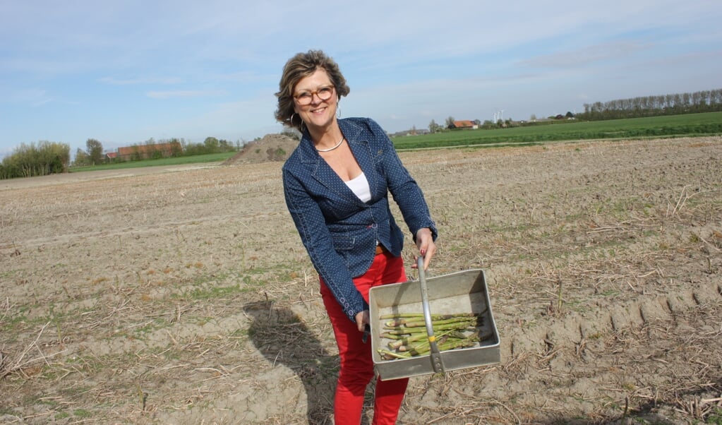 Burgemeester Ada Grootenboer toont haar oogst. Ze sneed de eerste asperges op maandag 23 april.