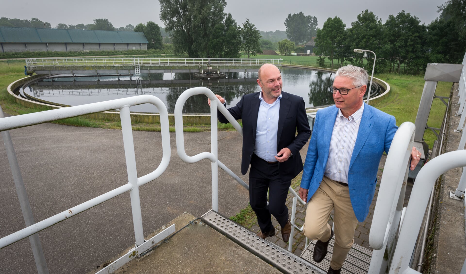 Voor de ondertekening bezochten wethouder Arend-Jan van der Vlugt (links) en heemraad Frank van Oorschot (rechts) de rioowaterzuiveringsinstallatie in Middelharnis.
