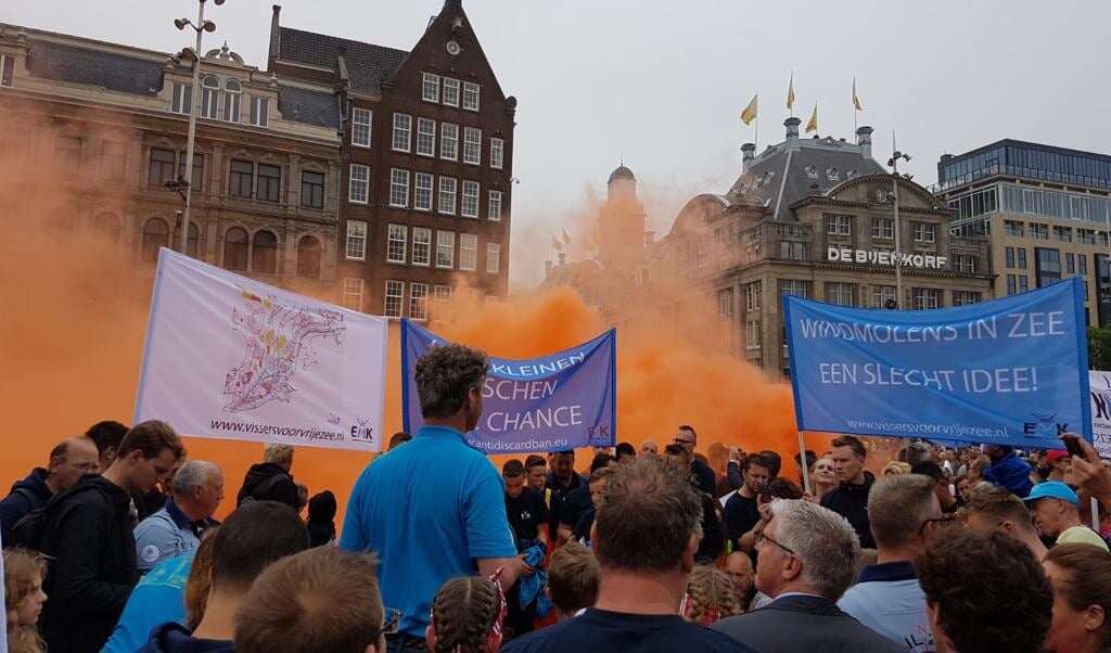 Vissers van Goeree-Overflakkee en uit andere vissersplaatsen reisden naar Amsterdam om te protesteren. Foto: EMK