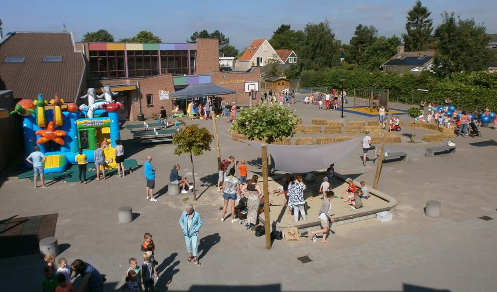 Spelende kinderen op het schoolplein, zoals hier bij de Bosseschool, een beeld dat de komende weken niet te zien zal zijn (Foto: archief Eilanden-Nieuws).