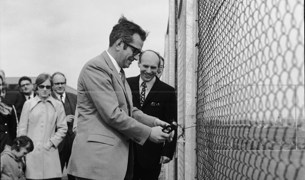 Op deze archieffoto opent burgemeester Van Es het onderkomen voor de Tennisvereniging. Dit was in april 1970.