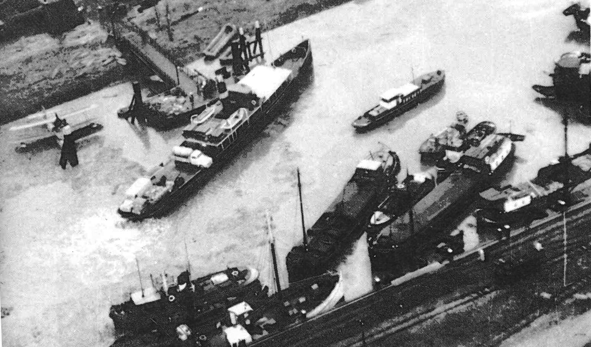 Hulpschepen in de haven van Middelharnis. (Archieffoto uit Gebroken Dijken)
