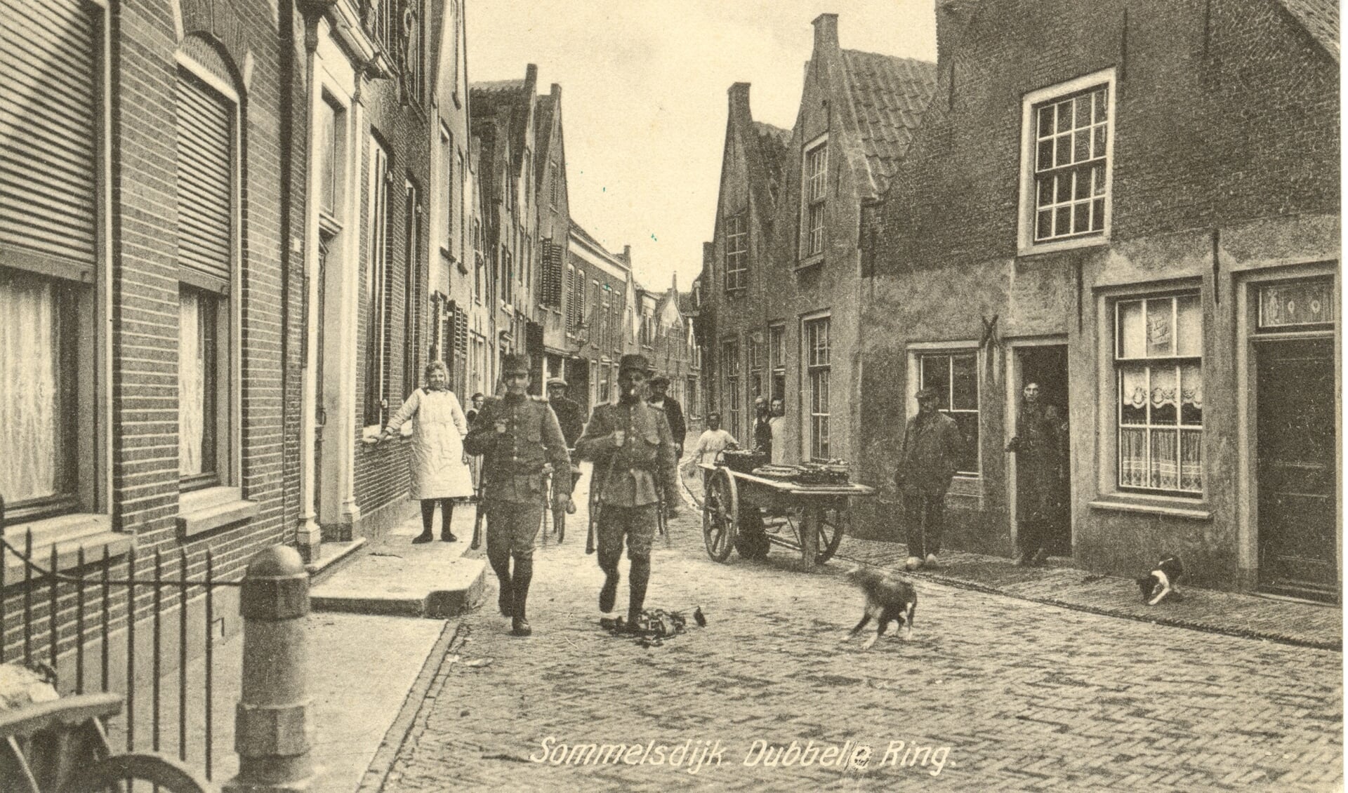 Gemobiliseerde soldaten tijden 1914-1918 in de Sint Joris Doelstraat te Sommelsdijk.