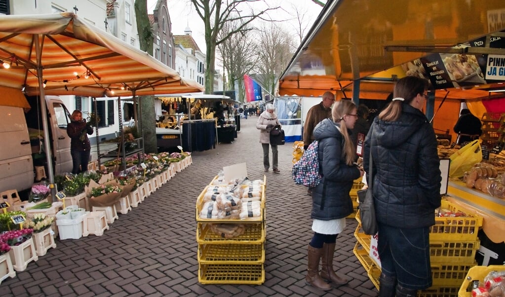De markt in Sommelsdijk in vroeger tijden.