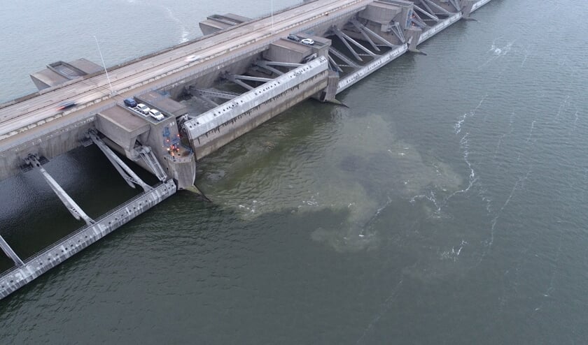 Het zoute water stroomt het Haringvliet in. Foto Rijkswaterstaat