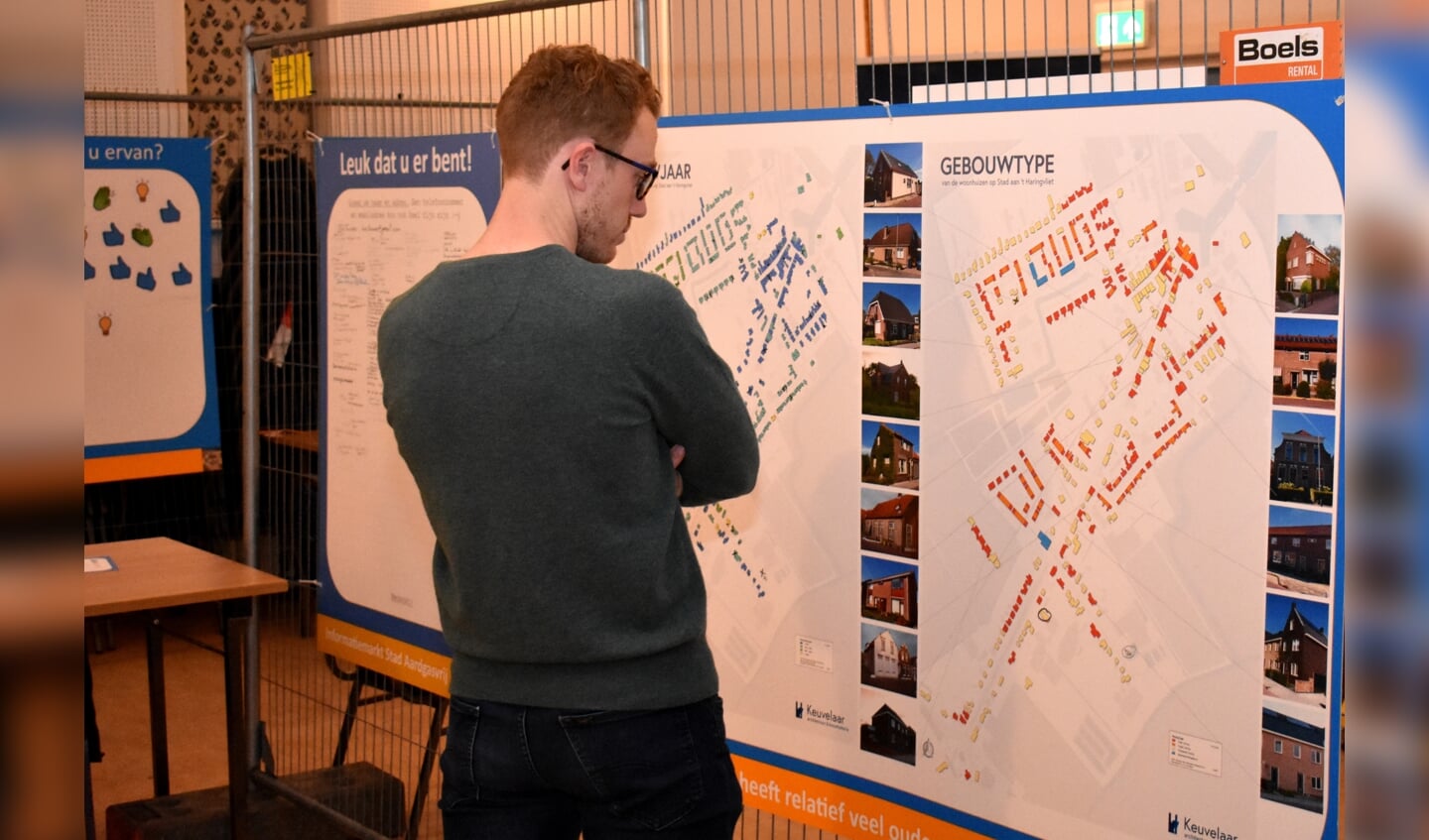 Een bezoeker bekijkt de kaart met alle gebouwen in Stad aan 't Haringvliet.