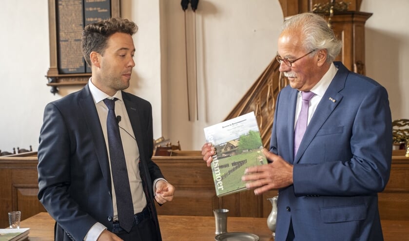 Motte-voorzitter Arjen Diepenhorst (links) met de schrijver van het jubileumboek 'Boeren in Berwoutsmoer', Rias Olivier. Foto: Hans Villerius