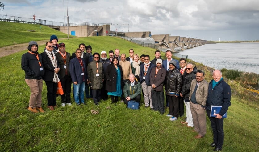 Een delegatie uit Bangladesh op boezoek in de gemeente Goeree-Overflakkee om de deltawerken te bekijken.