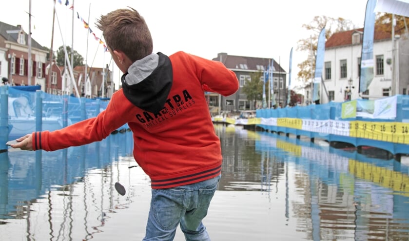 Foto van het EK Stoneskimming in 2015, dat werd georganiseerd in de haven van Middelharnis.