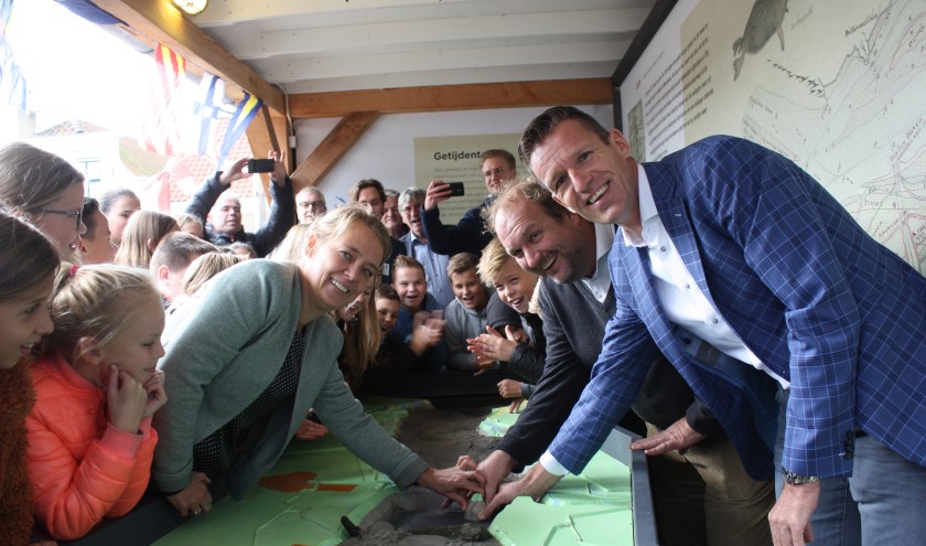 Esther Blom, Coerd de Heer en Daan Markwat onthullen de getijdentafel door vogeleiland Bliek in het Haringvliet te plaatsen.