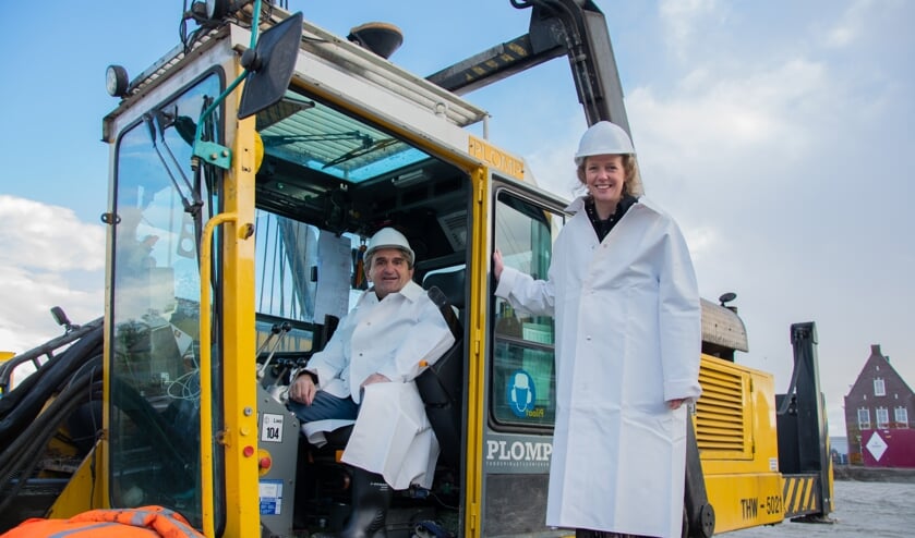 Henk Brinkman van Sjaloom Zorg en Ellen Hoogervorst van CuraMare slaan samen de eerste paal voor het nieuwe woon-zorgcomplex.