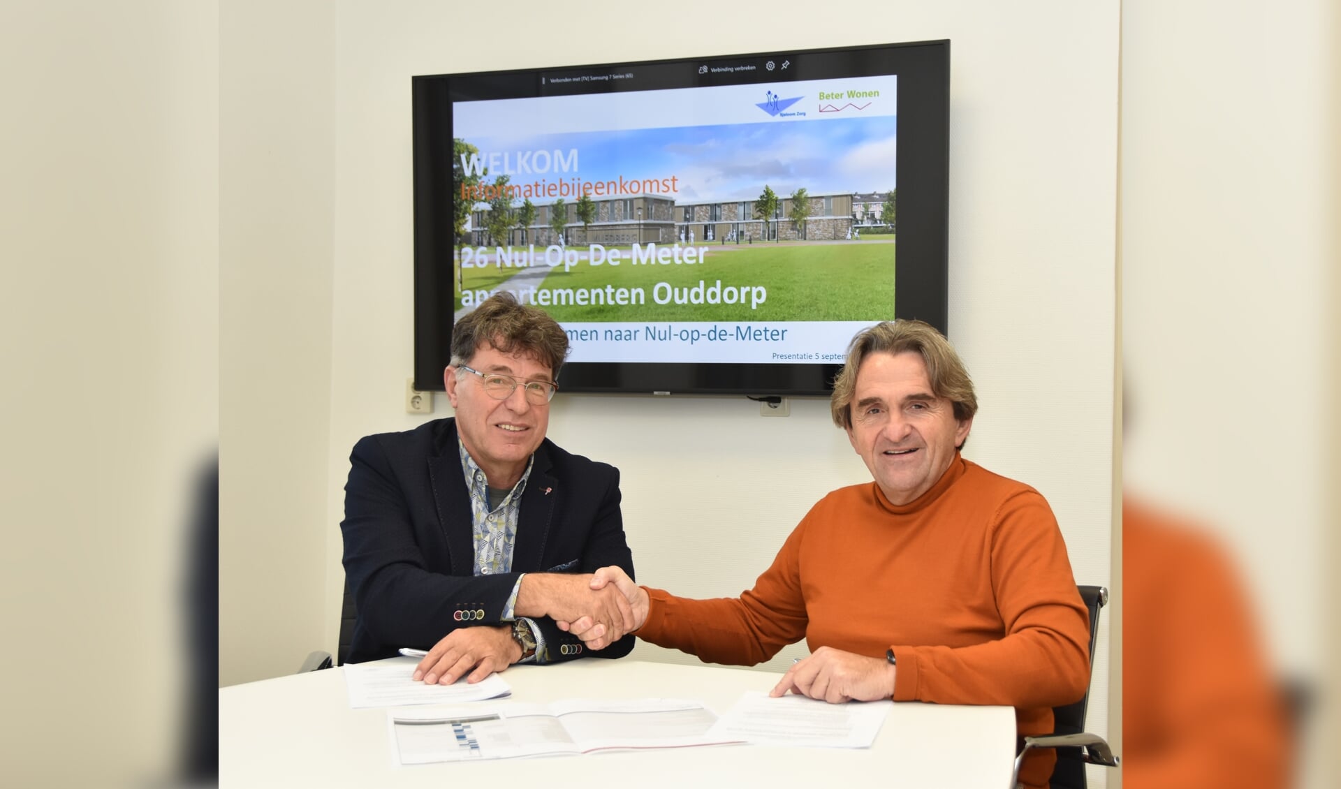 Bram Pijl (links) en Henk Brinkman hebben hun handtekening onder het huurcontract gezet. Hiermee is Sjaloom Zorg officieel de huurder van De Vyver.