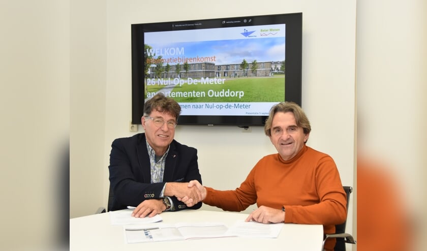Bram Pijl (links) en Henk Brinkman hebben hun handtekening onder het huurcontract gezet. Hiermee is Sjaloom Zorg officieel de huurder van De Vyver.