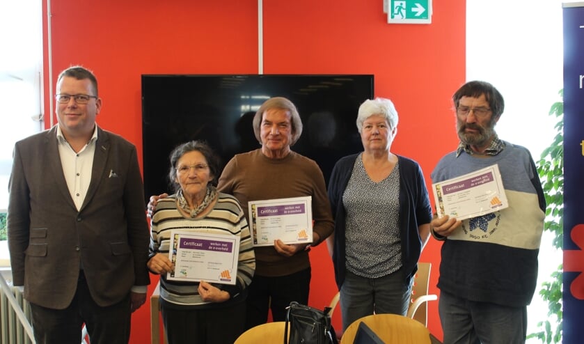 Wethouder Bruggeman en docente Harmke Spoelman ( 2e v links) met enkele cursisten.