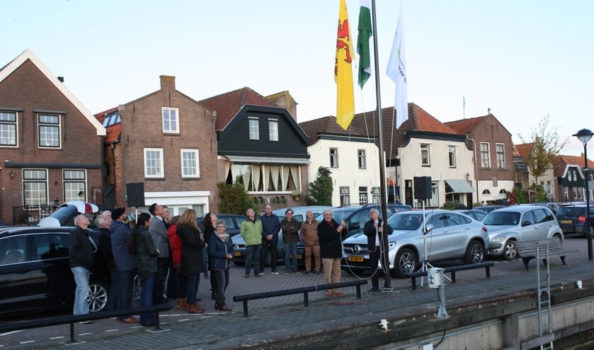 De vlaggen worden gehesen.