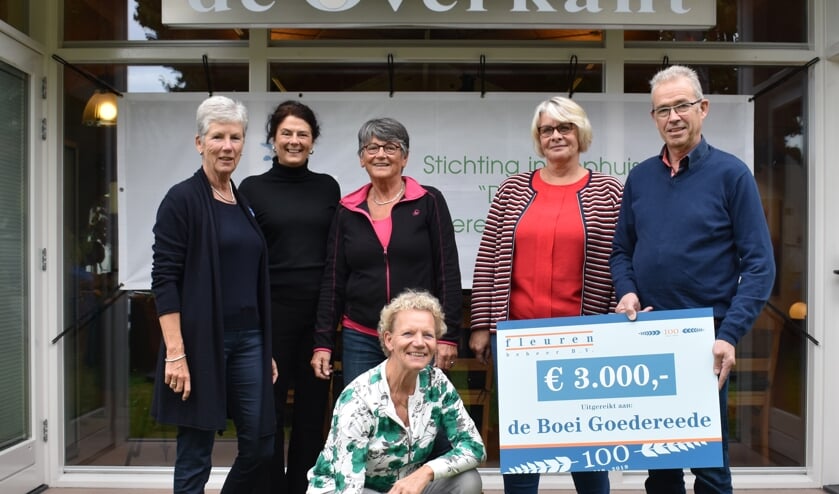 Wim Fleuren (rechts) tijdens de overhandiging van een cheque aan Inloophuis De Boei. Het bedrijf wil graag een bijdrage leveren aan de samenleving. (Foto: Rody Vlietland)