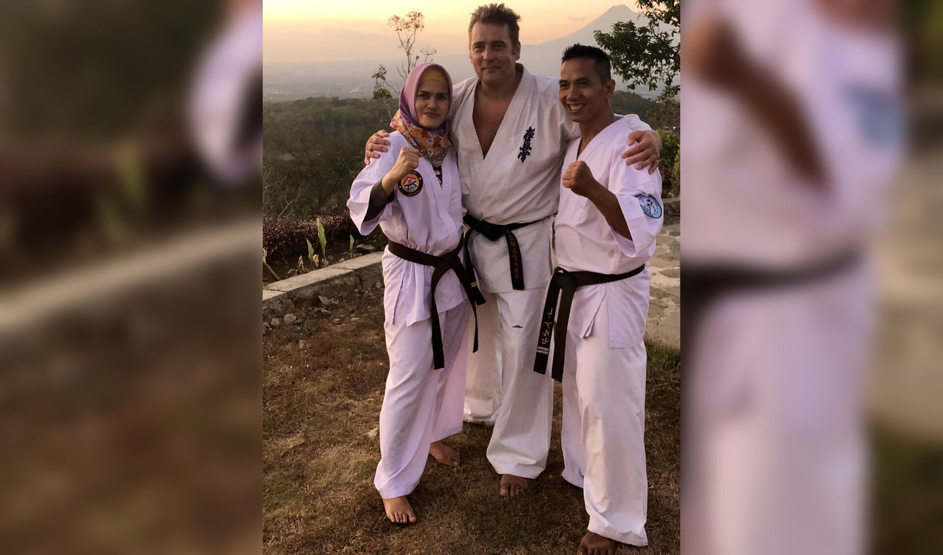 Joost van 't Veld uit Middelharnis met  zijn Indonesische karatevrienden Senpai Lafran en zijn vrouw.