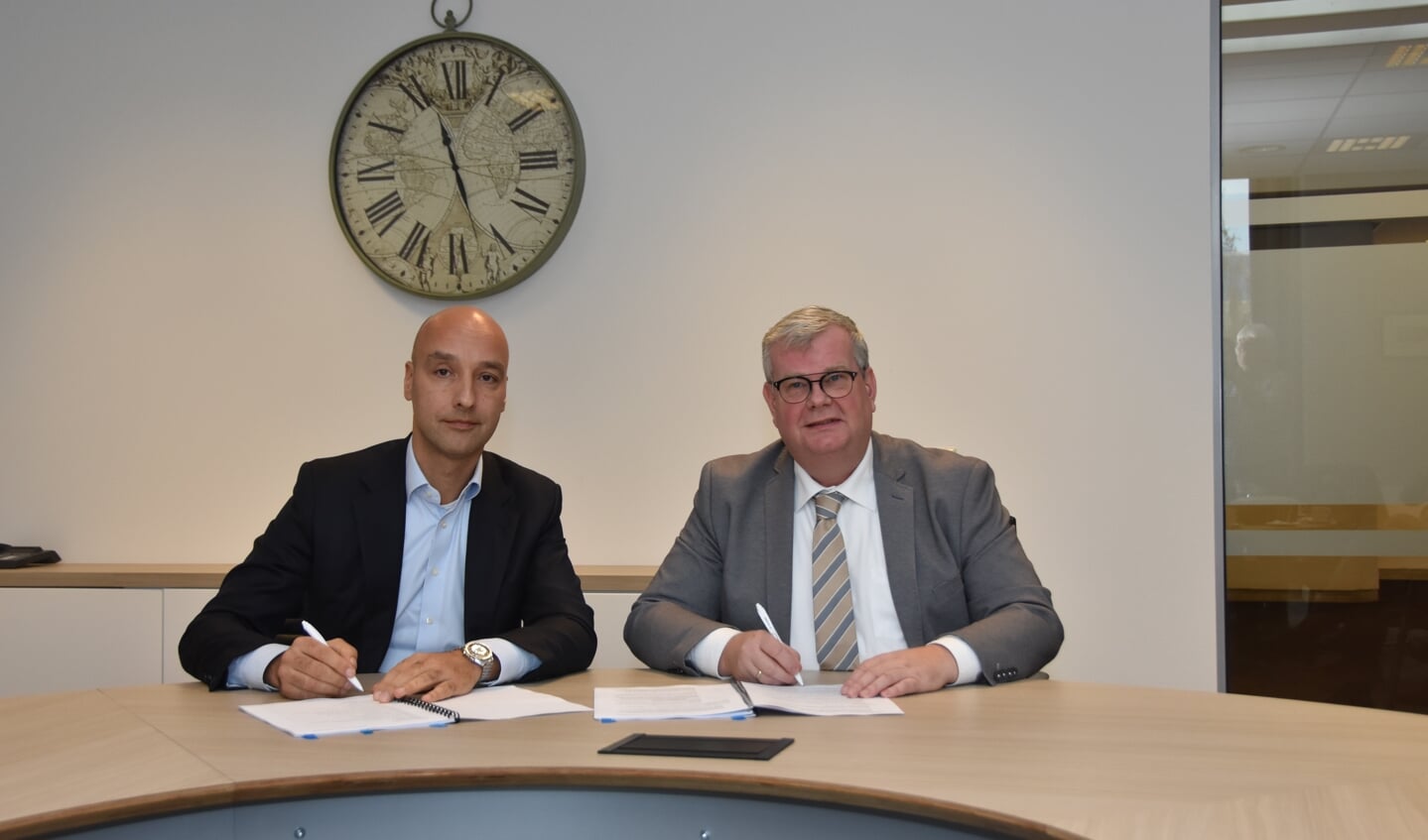 Tomas van den Berg en Peter Feller (rechts) zetten hun handtekening onder de overeenkomst.