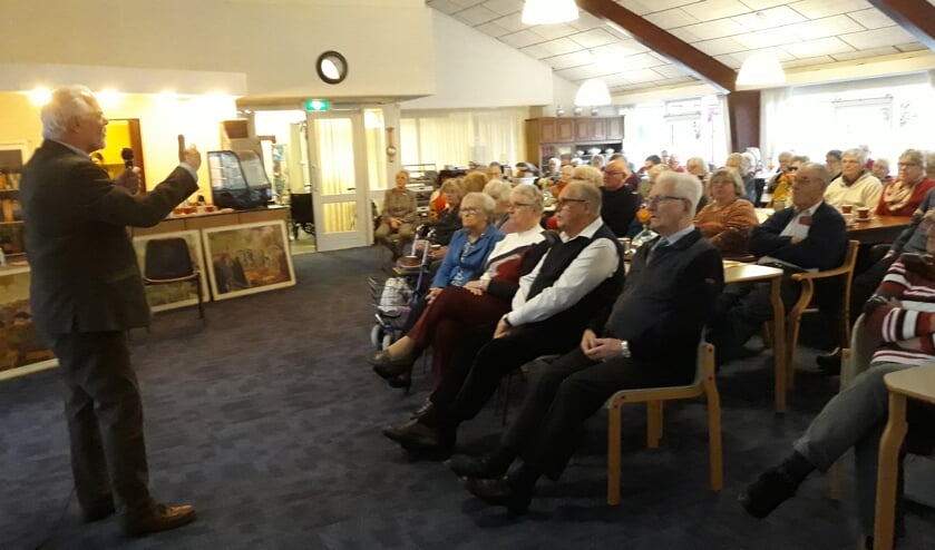 Bezoekers luisteren geboeid naar oud-onderwijzer Gerard Leijsen. Foto: Jan Verboom
