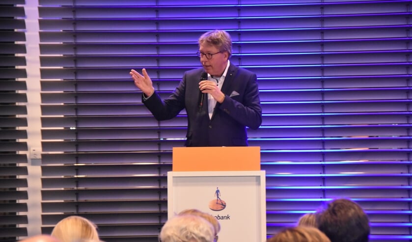 Jan Verhage tijdens zijn dankwoord op de afscheidsreceptie in Heinenoord.