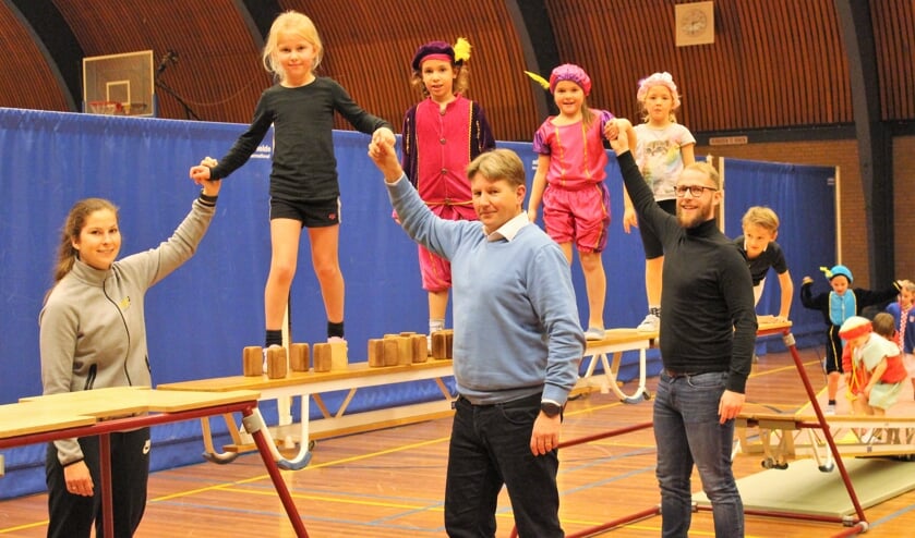 Vakdocent Romy van Heemst (links), directeur John Damen en Gertjan de Vogel van Regiekr8 tijdens een van de gymlessen.