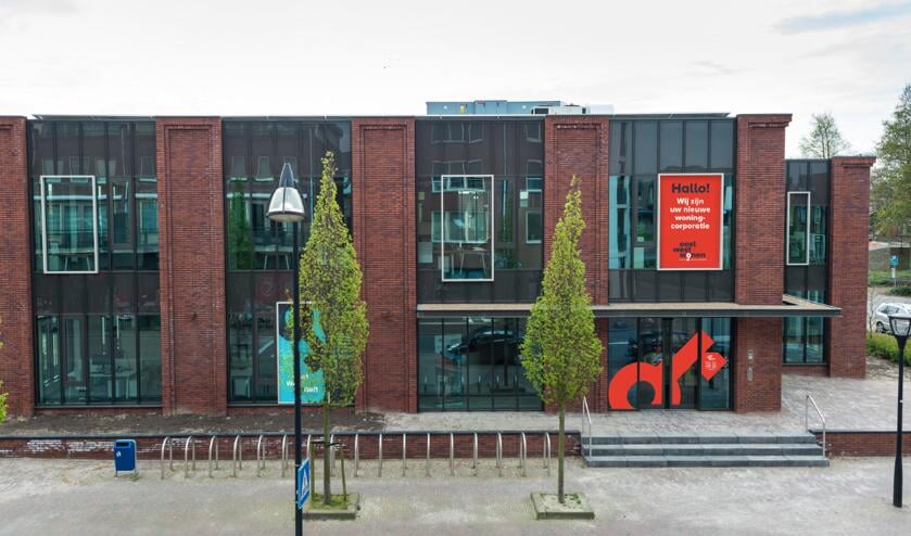 Het centrale kantoor aan de Langeweg in Middelharnis. Met een impressie van de nieuwe belettering.
