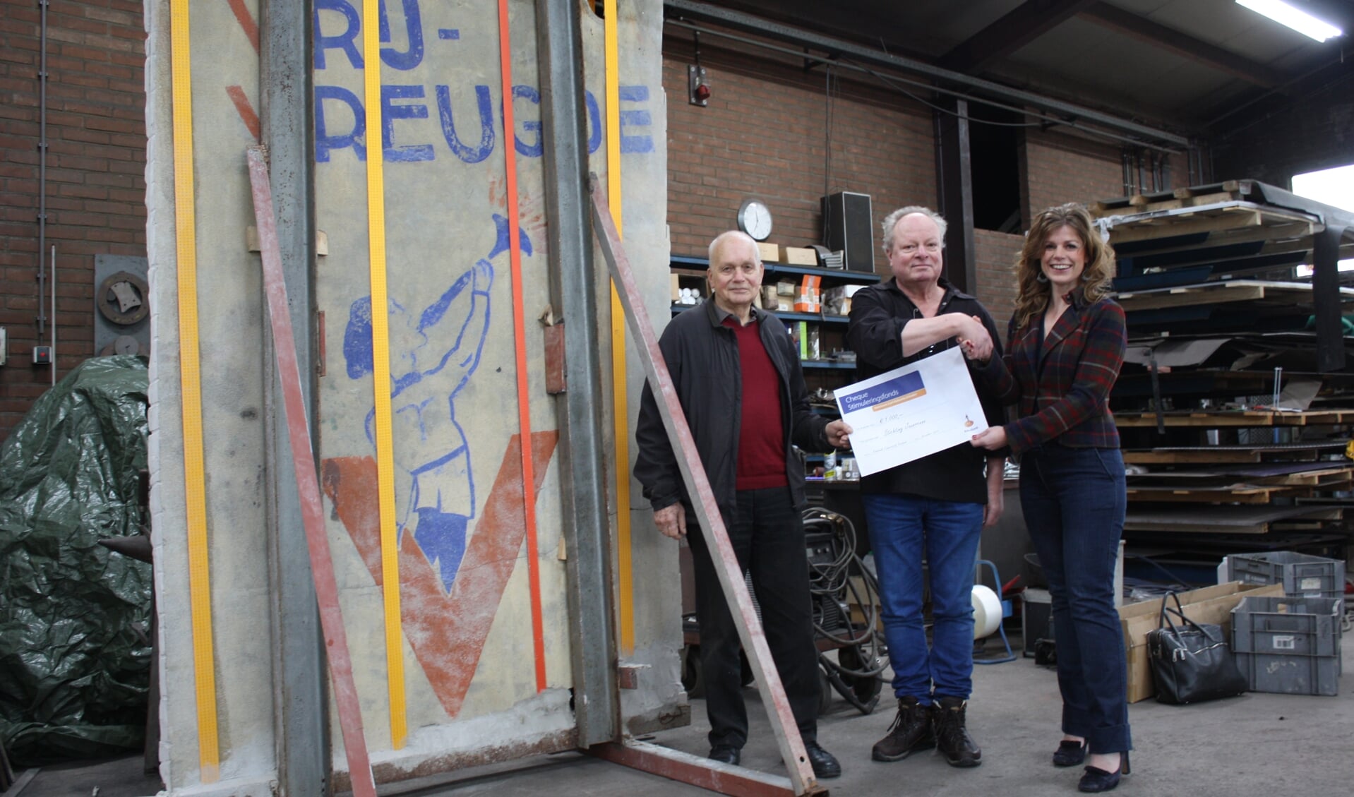 De overhandiging van de cheque.
