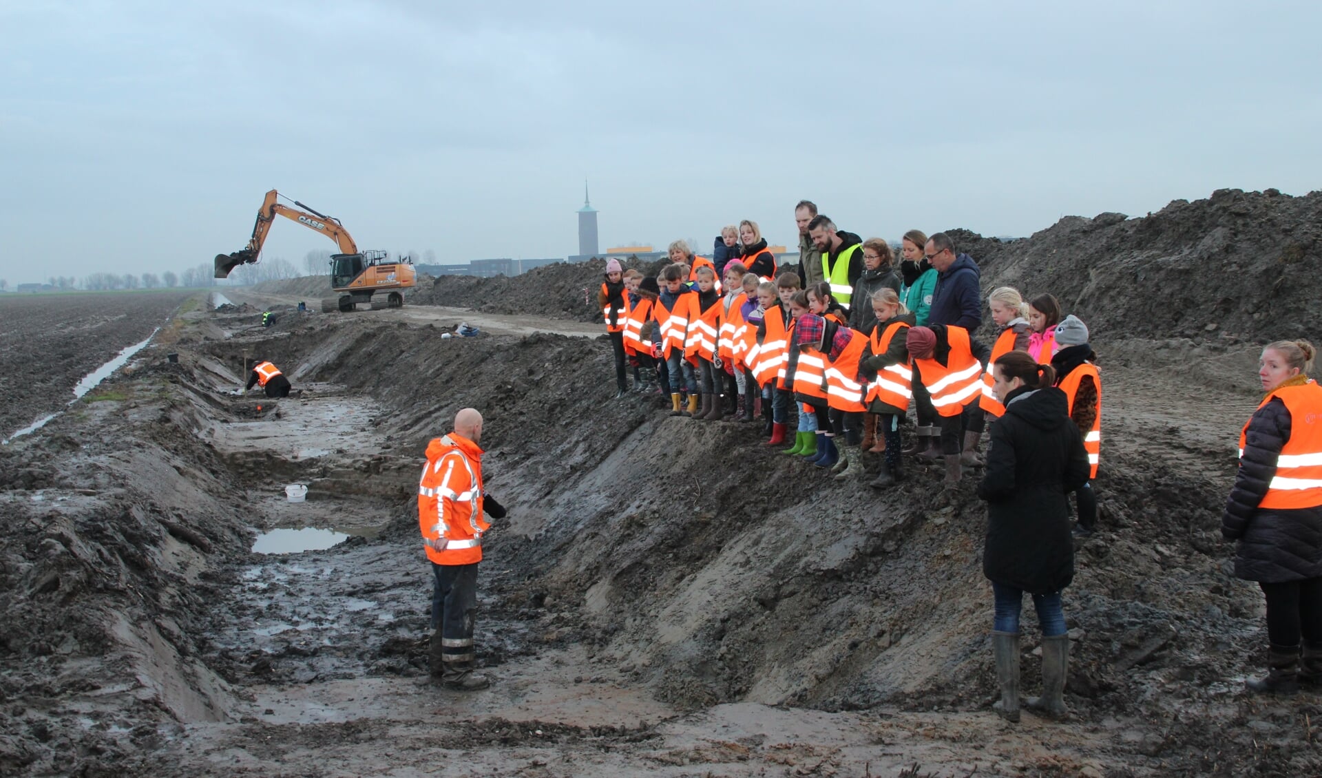 Schoolkinderen op de archeologische vindplaats (foto De Motte).