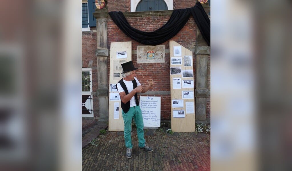 Ton Korteweg op een archieffoto tijdens Monumentendag in 2013 waar hij een pleidooi houdt voor het behoud van het oude Raadhuis in Ooltgensplaat.