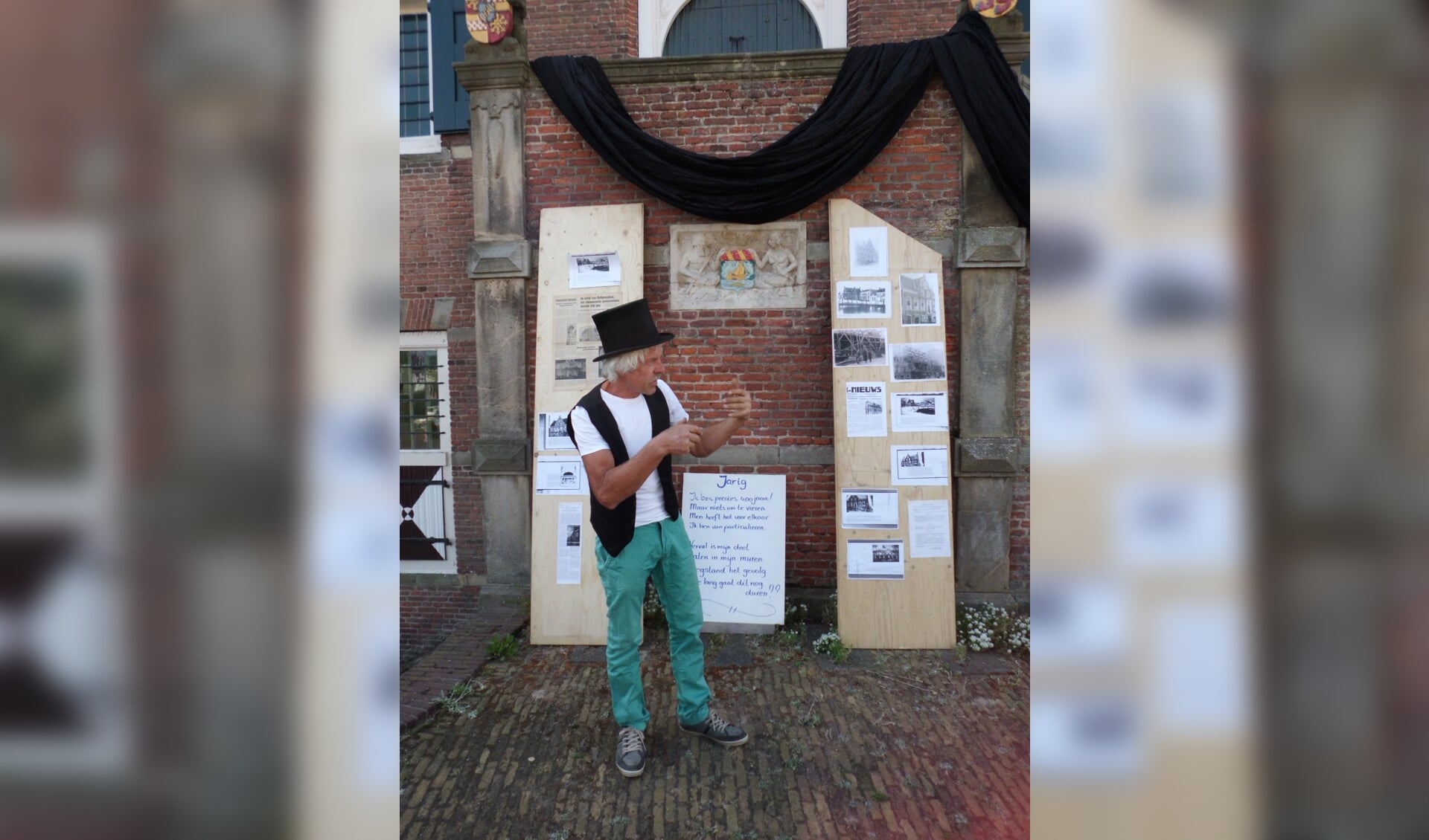 Ton Korteweg op een archieffoto tijdens Monumentendag in 2013 waar hij een pleidooi houdt voor het behoud van het oude Raadhuis in Ooltgensplaat.