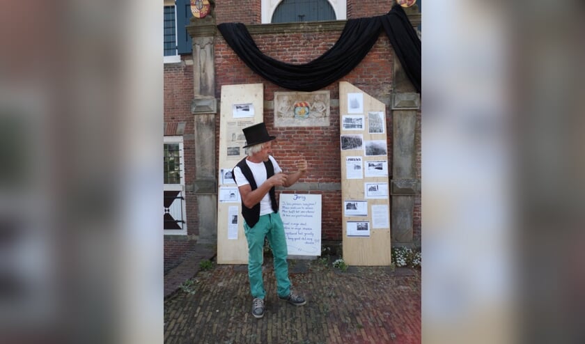 Ton Korteweg op een archieffoto tijdens Monumentendag in 2013 waar hij een pleidooi houdt voor het behoud van het oude Raadhuis in Ooltgensplaat.