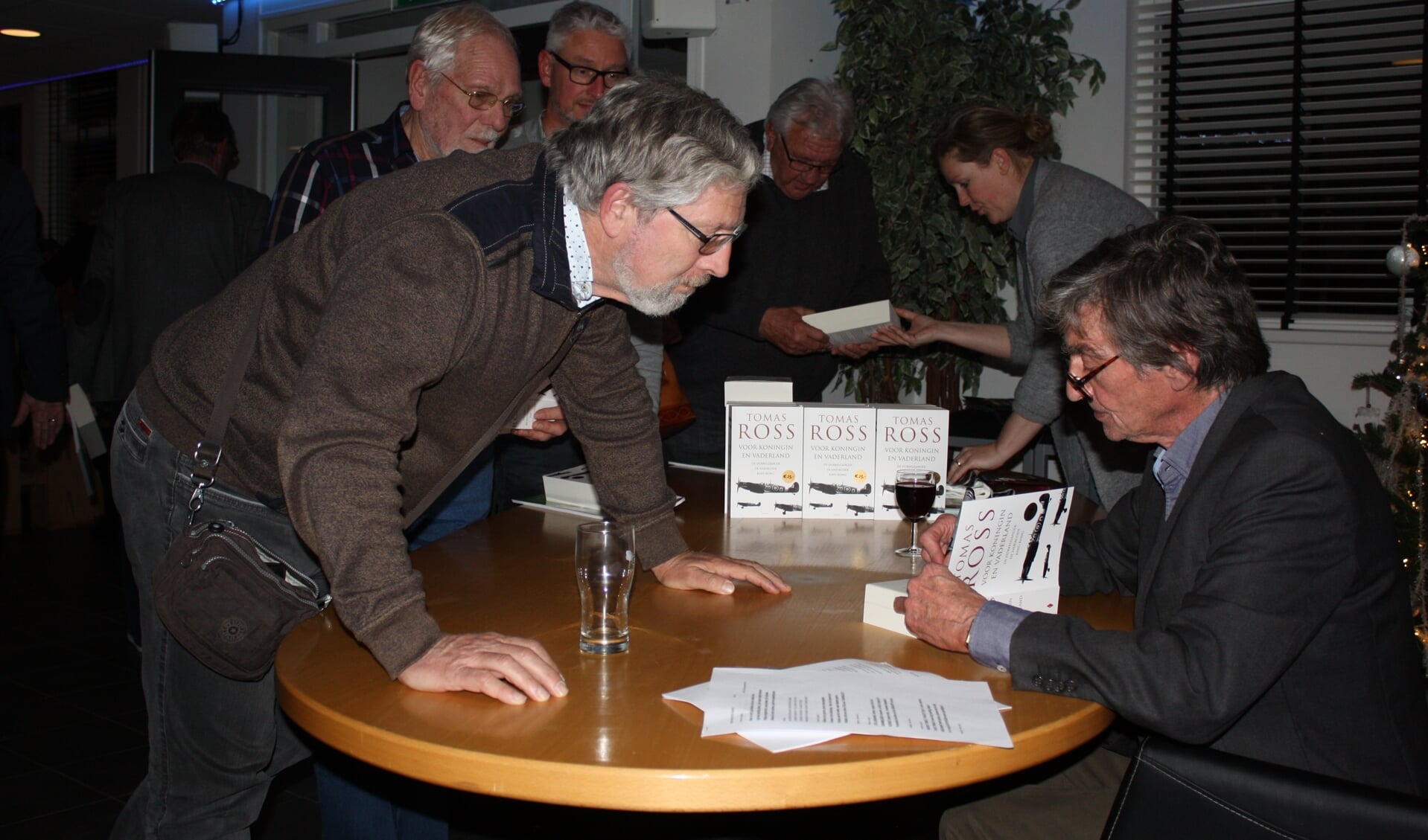 Schrijver Tomas Ross signeert in zijn geboortedorp Den Bommel.