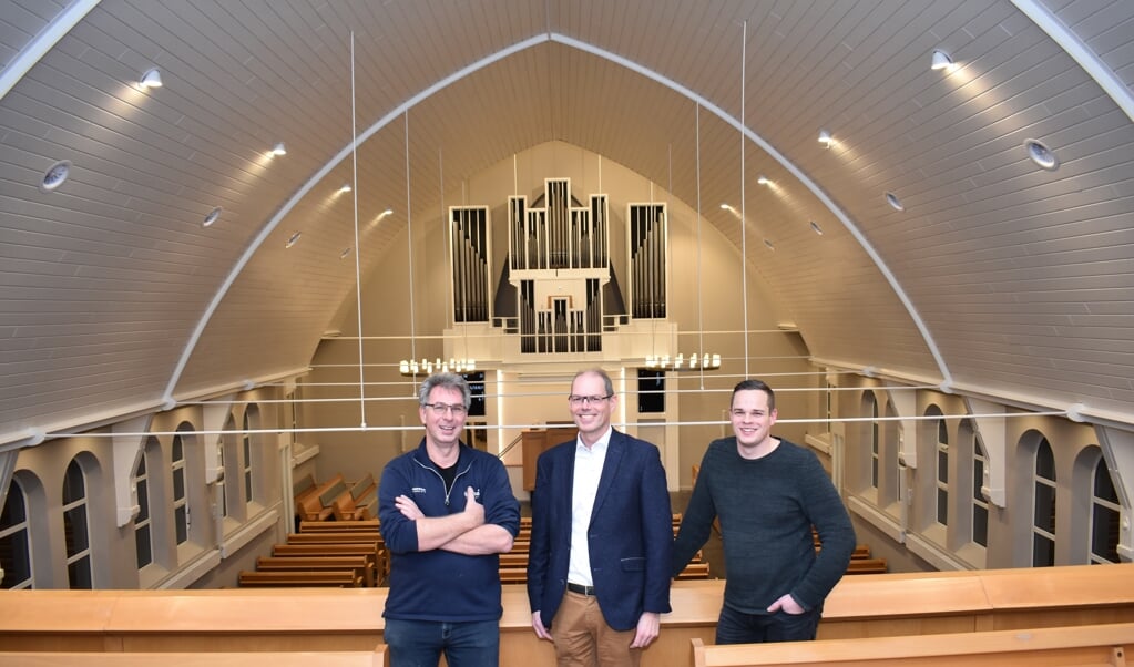 (v.l.n.r.) Hans Vroegindeweij, Marco Born en Paulus Looij in de volledig gerenoveerde kerk van de Christelijke Gereformeerde Kerk.