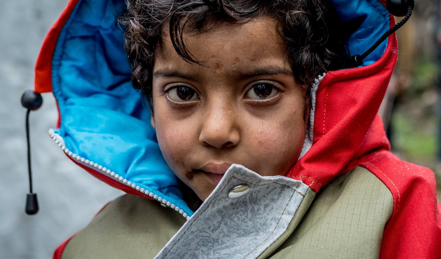Jongen in een vluchtelingenkamp met een sheltersuit. Foto: Stichting Sheltersuit