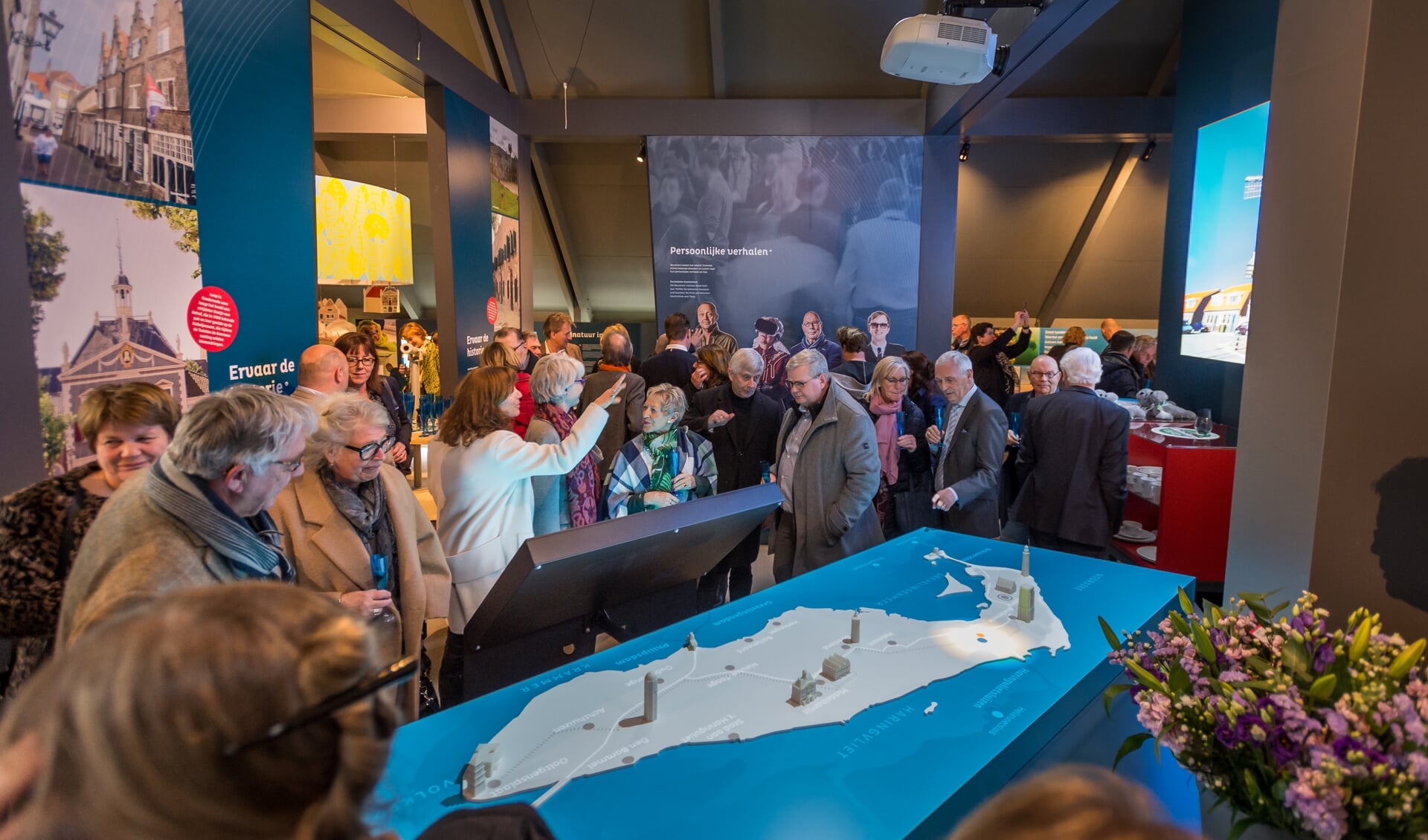 Grote belangstelling voor de interactieve tafel. (Foto: Wim van Vossen Fotografie)