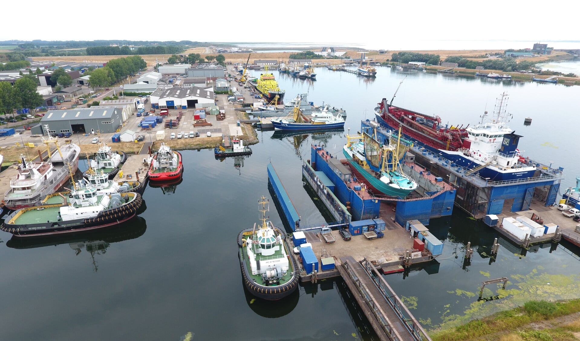 Door het besluit het Slijkgat tot 5,5 meter diepte uit te baggeren blijft de Stellendamse haven goed bereikbaar. Foto: Damen Maaskant Shipyards)