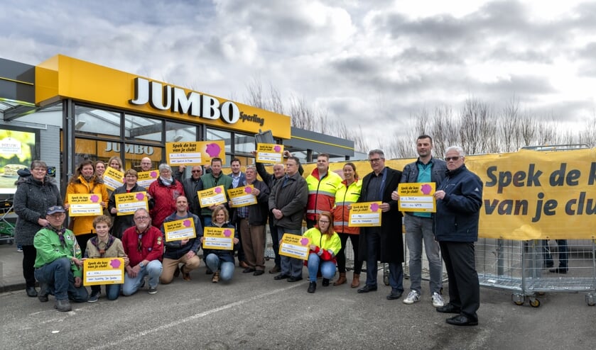 De cheques zijn met veel enthousiasme in ontvangst genomen door de verenigingen. Foto: Jaap Peeman