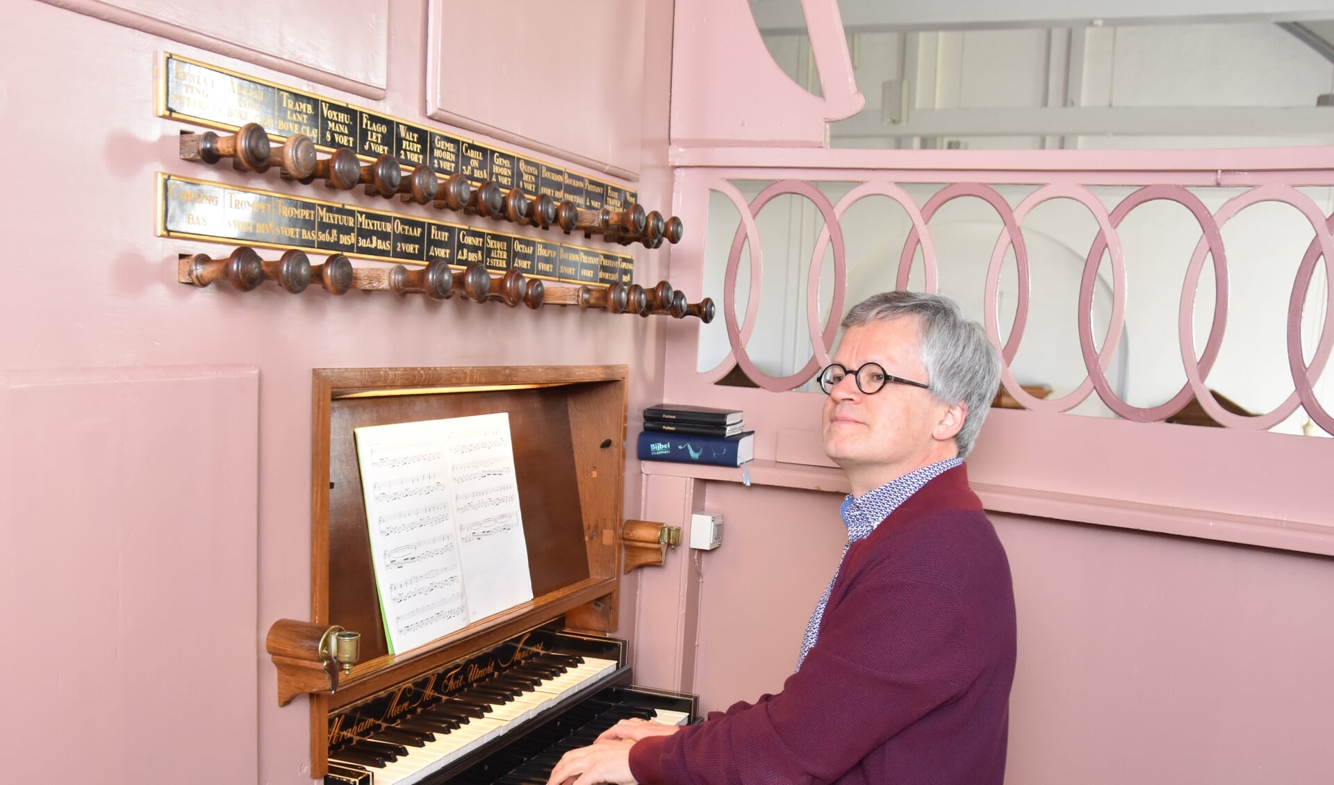 Paul Kieviet aan de speeltafel van het orgel in Sommelsdijk.