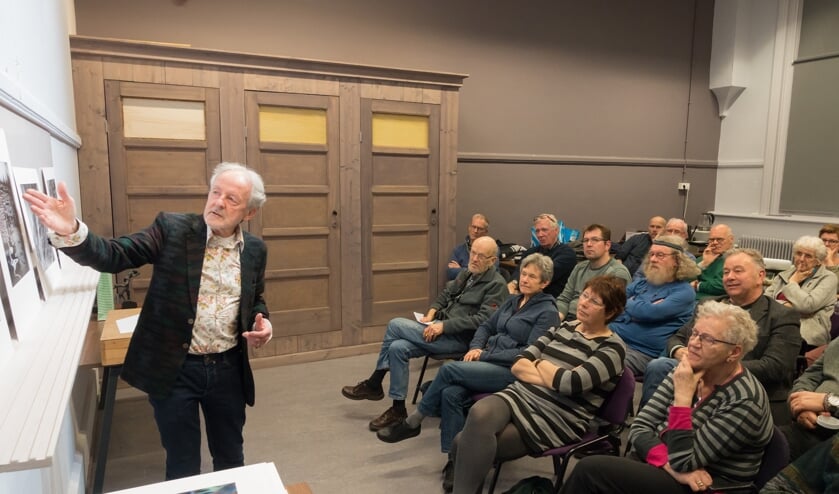 Louis Visseren bespreek de ingezonden foto's.