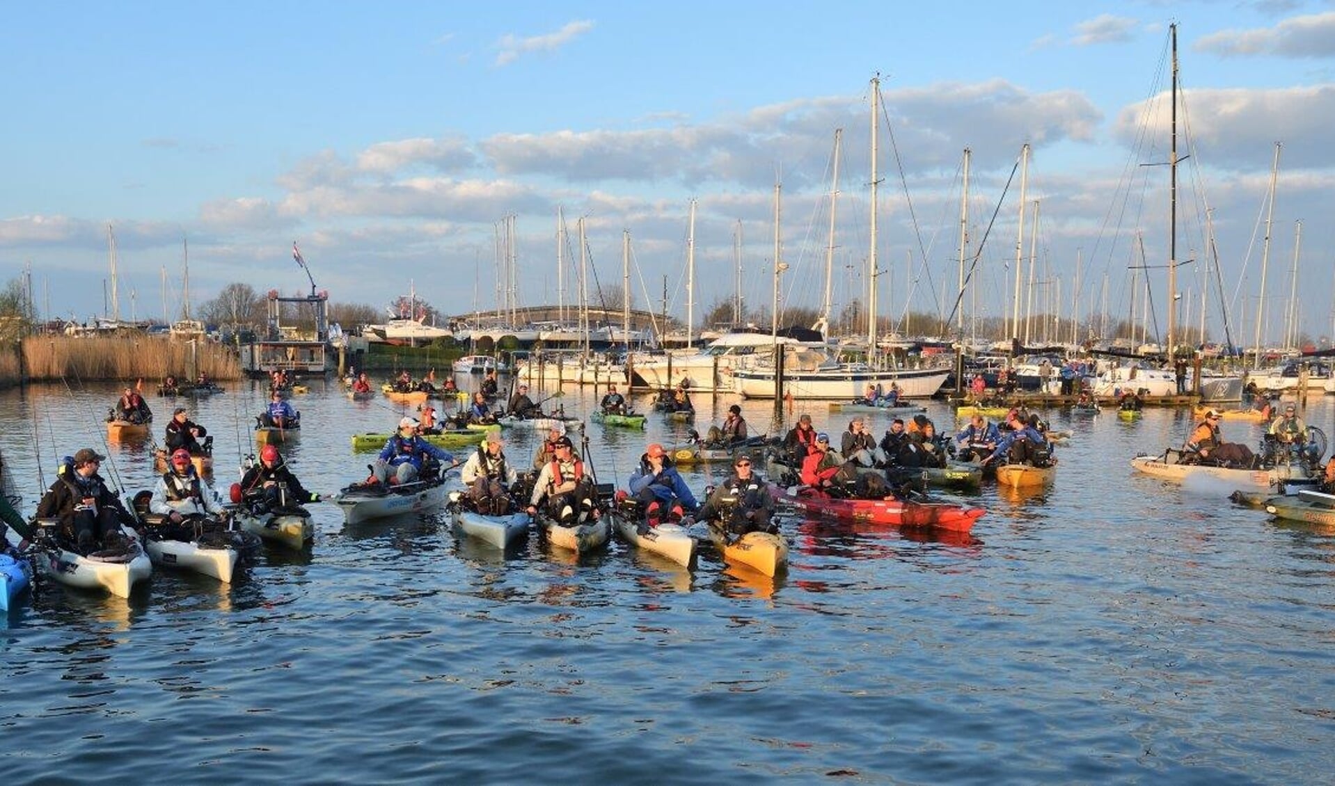 Deelnemers aan eerste Kayakcentre Fishing Tournament.