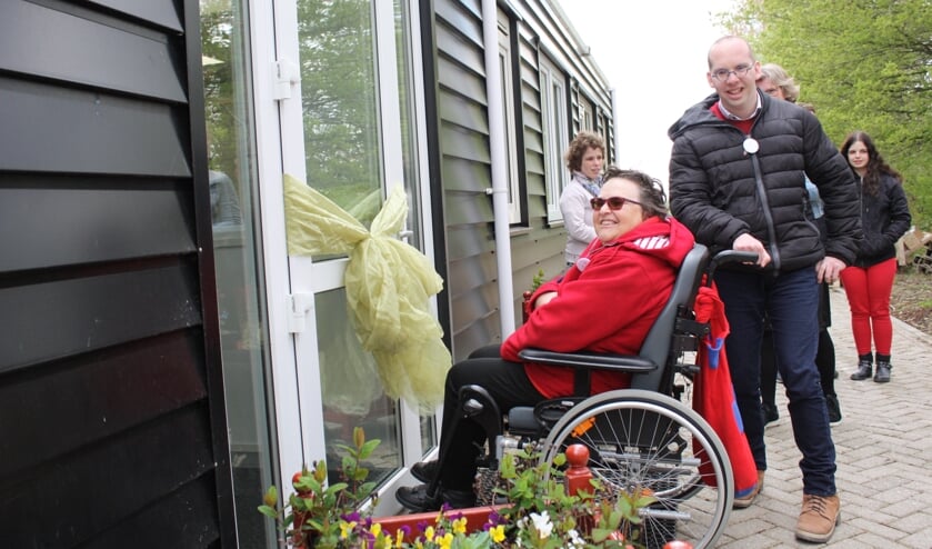 Pieter de Visser en Atie Vlietland zorgen voor de opening.