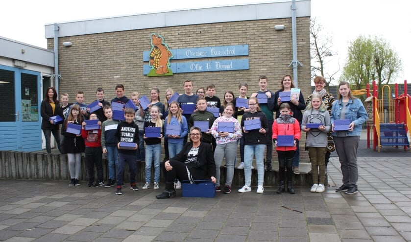 De scholieren (groep 7/8) van de Ollie B. Bommelschool hebben zojuist hun gereedschapskistje ontvangen.