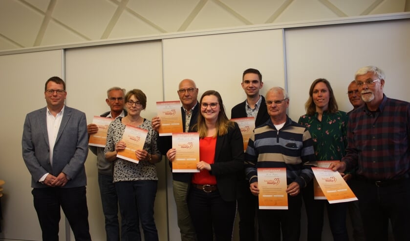 De opgeleide schuldhulpmaatjes ontvingen hun certificaat van bekwaamheid. Links: wethouder Bruggeman.